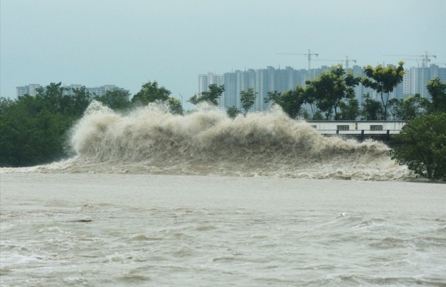 Bắc Biển Đông gió vẫn duy trì cấp siêu bão, biển động dữ dội