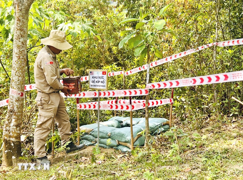 Hiện trường hủy nổ bom mìn của tổ chức PeaceTrees Vietnam tại xã Hướng Tân, huyện Hướng Hóa, tỉnh Quảng Trị. (Ảnh: Nguyên Linh/TTXVN) Hiện trường hủy nổ bom mìn của tổ chức PeaceTrees Vietnam tại xã Hướng Tân, huyện Hướng Hóa, tỉnh Quảng Trị. (Ảnh: Nguyên Linh/TTXVN)