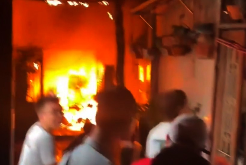 Phong toả, điều tra vụ cháy nhà ở ngõ 175 Lạc Long Quân