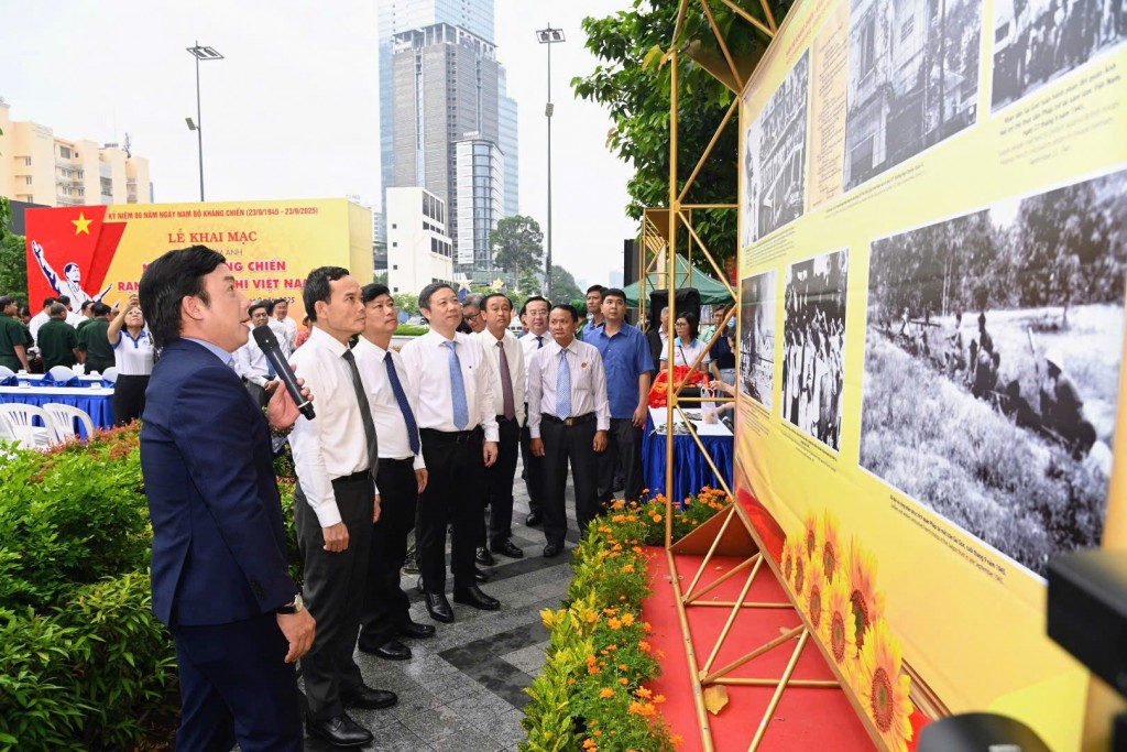 Các đại biểu tham quan các triển lãm với chủ đề khác nhau