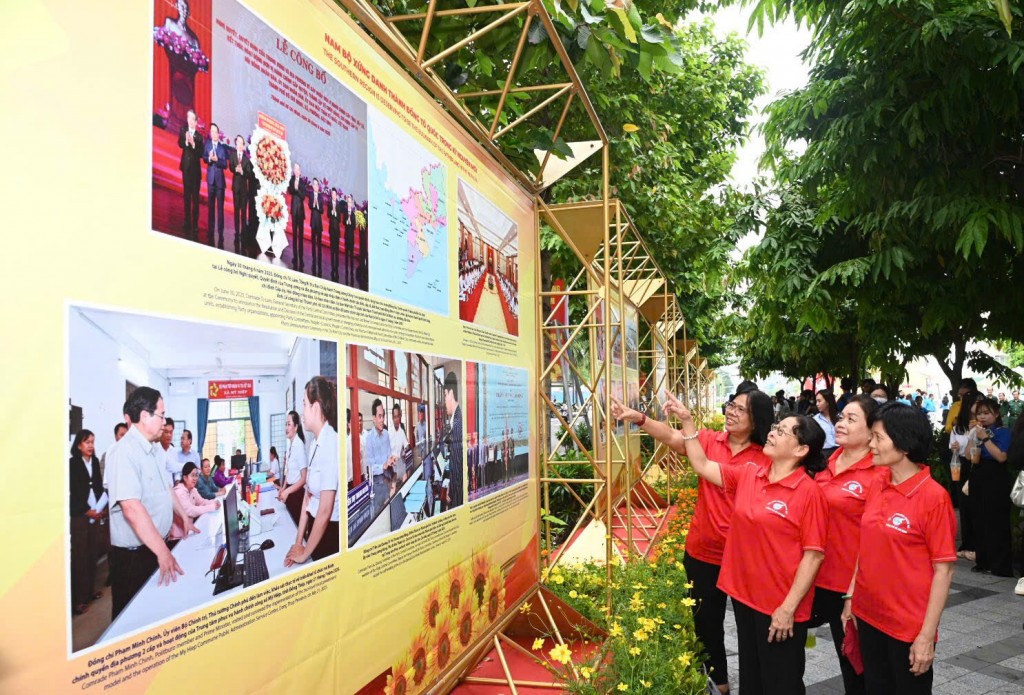 Đông đảo người dân đến tham quan và tìm hiểu tại triển lãm