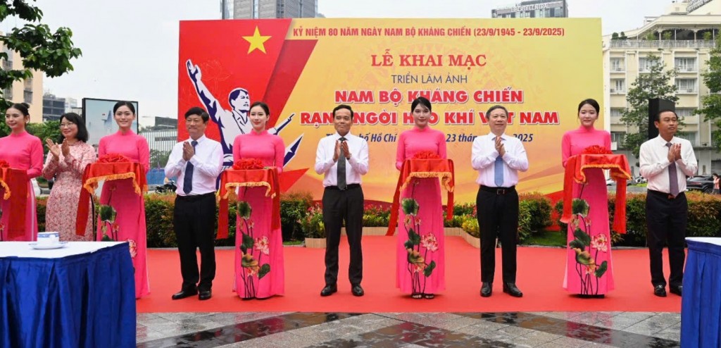 Bí thư Thành ủy TP Hồ Chí Minh Trần Lưu Quang cùng các đại biểu cắt băng khai mạc triển lãm