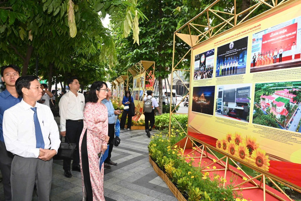Phó Chủ tịch UBND TP Hồ Chí Minh Trần Thị Diệu Thúy cùng các đại biểu tại triển lãm