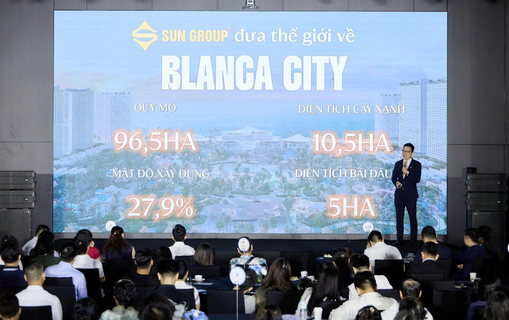 Đại diện Sun Property thuyết trình về dòng sản phẩm mới tại hai tháp Blanca 6,7 Đại diện Sun Property thuyết trình về dòng sản phẩm mới tại hai tháp Blanca 6,7