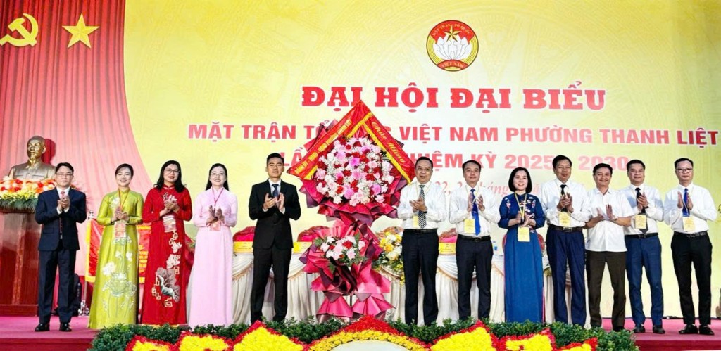 Các đồng chí lãnh đạo Đảng uỷ - HĐND - UBND phường Thanh Liệt chúc mừng đại hội