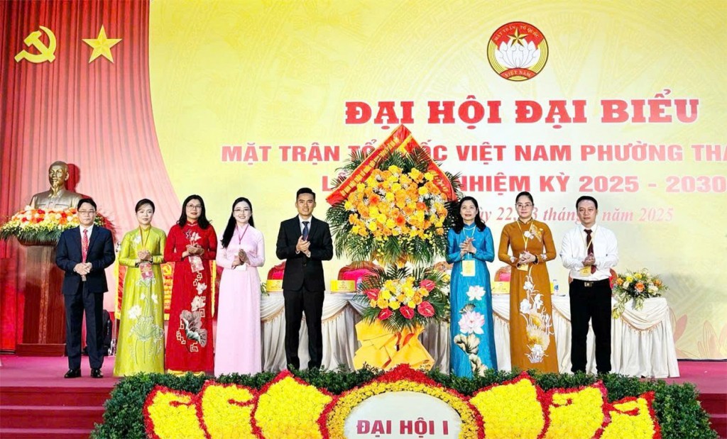 Đồng chí Đặng Thị Phương Hoa - Phó Chủ tịch Uỷ ban MTTQ Việt Nam TP Hà Nội cùng các đồng chí trong Tổ chỉ đạo đại hội số 8 tặng hoa chúc mừng đại hội