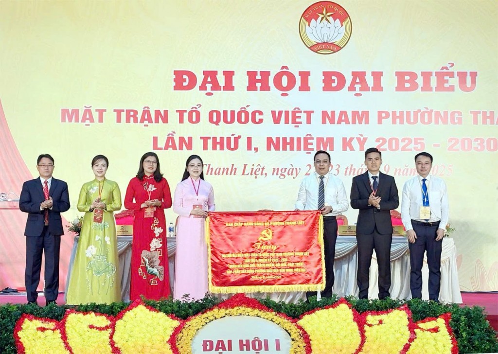 Các đồng chí lãnh đạo Đảng uỷ - HĐND - UBND phường Thanh Liệt trao tặng bức trướng tới Uỷ ban MTTQ Việt Nam phường Thanh Trì