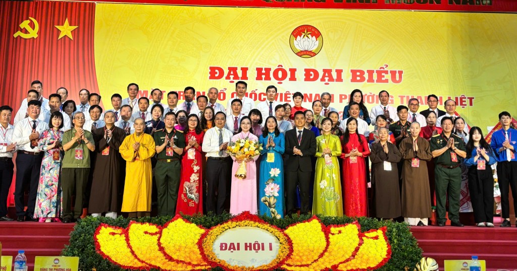 Đồng chí Đặng Thị Phương Hoa - Phó Chủ tịch Uỷ ban MTTQ Việt Nam TP Hà Nội và đồng chí Nguyễn Minh Tuân - Bí thư Đảng uỷ, Chủ tịch HĐND phường Thanh Liệt chúc mừng 59 đồng chí Uỷ viên Uỷ ban MTTQ Việt Nam phường Thanh Liệt khoá I, nhiệm kỳ 2025 - 2030