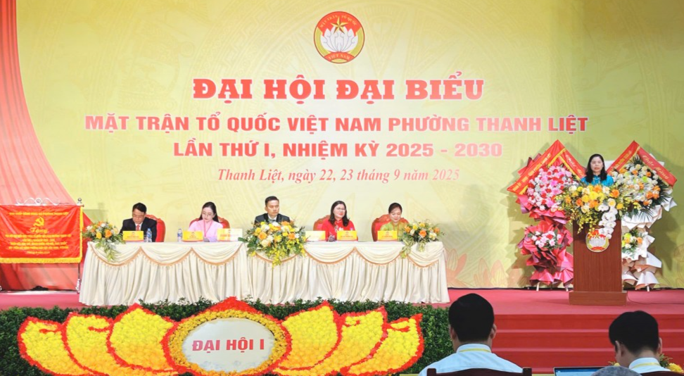 Đồng chí Đặng Thị Phương Hoa - Phó Chủ tịch Uỷ ban MTTQ Việt Nam TP Hà Nội phát biểu chỉ đạo tại đại hội