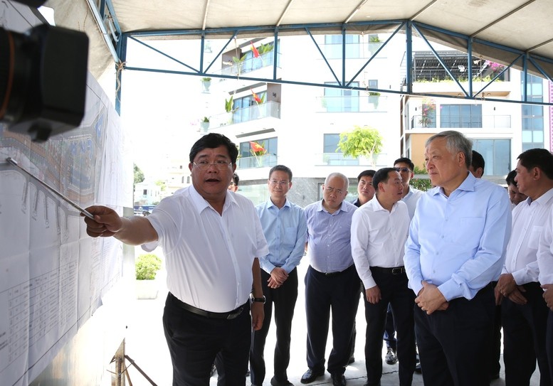 Phó Thủ tướng Thường trực Chính phủ Nguyễn Hòa Bình thị sát, kiểm tra thực địa, nghe báo cáo dự án Khu dân cư Cồn Tân Lập, phường Nha Trang (Ảnh: VGP/Nguyễn Hoàng)