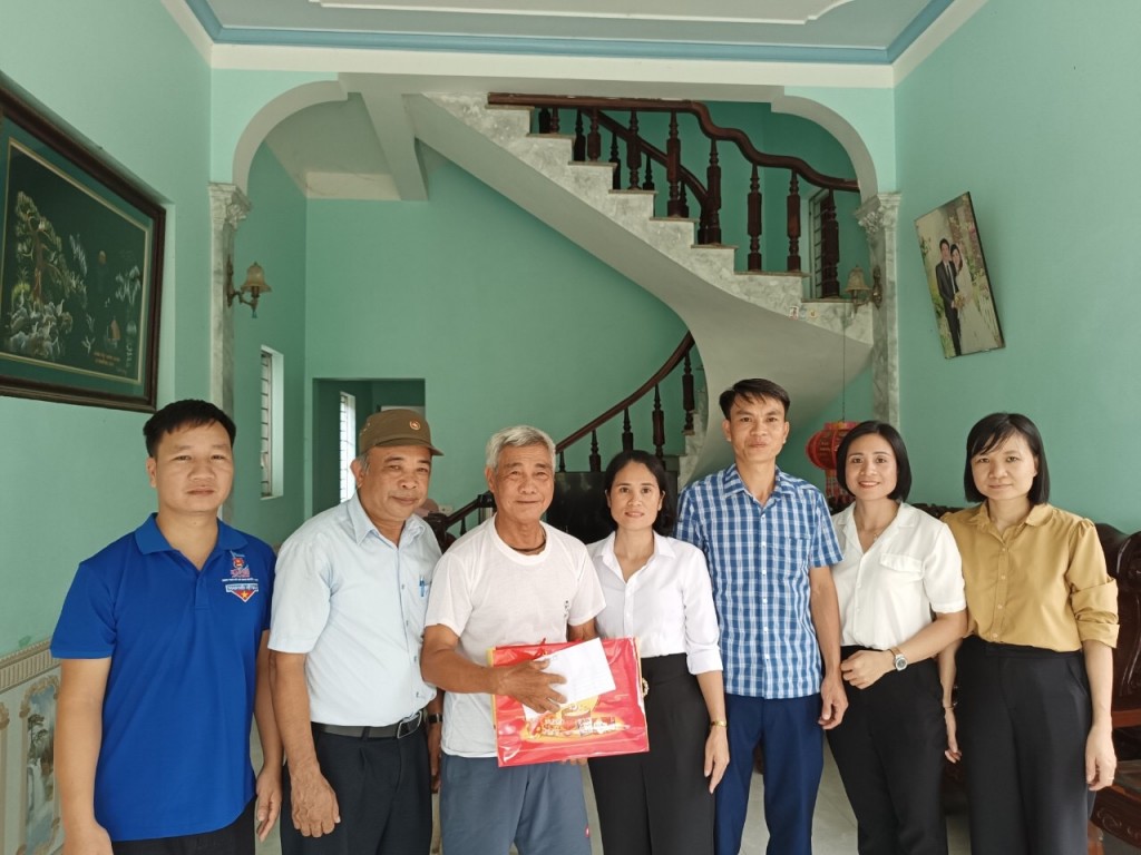 Lãnh đạo xã Phúc Sơn tặng quà cho các gia đình chính sách 