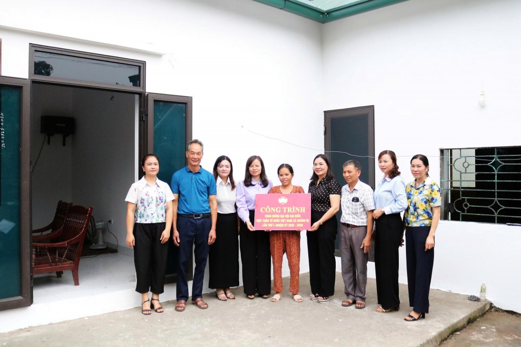 Lãnh đạo MTTQ xã Quảng Bị trao nhà cho hộ dân trên địa bàn