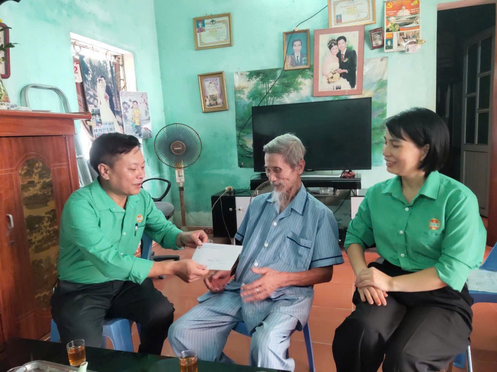 Đại diện Hội Cựu Chiến binh và Hội Nông dân xã Quảng Bị tặng quà cho người dân có hoàn cảnh khó khăn 