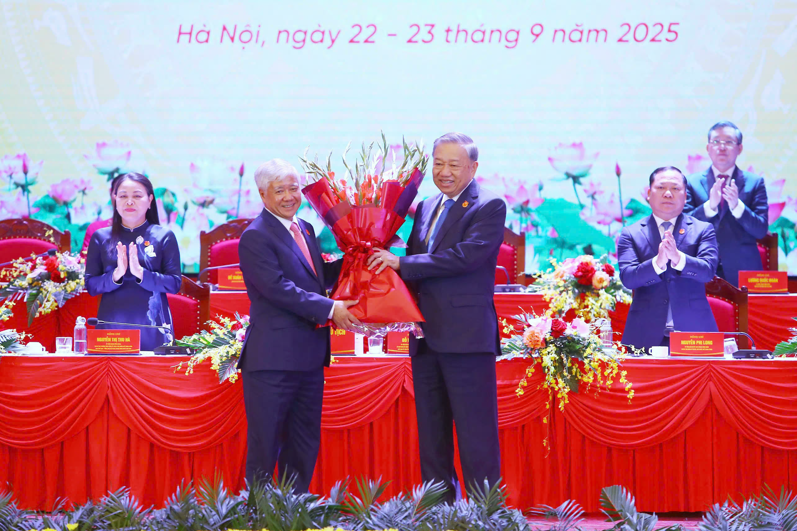 Chung sức, đồng lòng thực hiện thắng lợi nghị quyết đại hội Chung sức, đồng lòng thực hiện thắng lợi nghị quyết đại hội