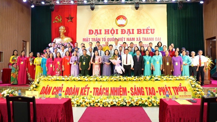 Các vị đại biểu tặng hoa chúc mừng Ủy ban Mặt trận Tổ quốc xã Thanh Oai nhiệm kỳ 2025 - 2030 Các vị đại biểu tặng hoa chúc mừng Ủy ban Mặt trận Tổ quốc xã Thanh Oai nhiệm kỳ 2025 - 2030