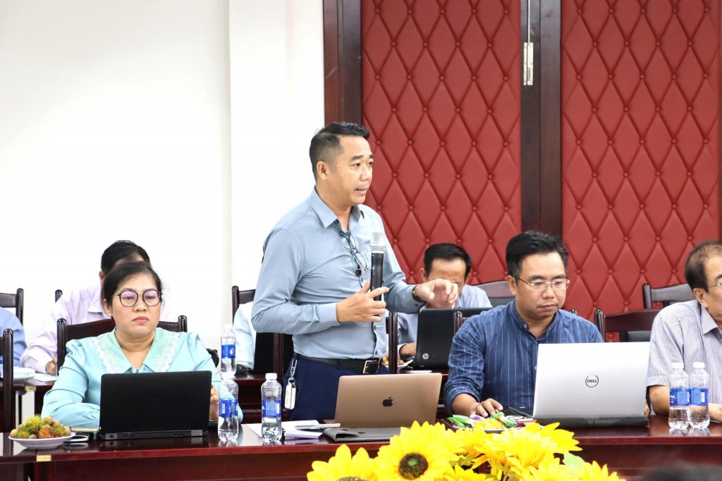 Phóng viên phát biểu đóng góp ý kiến tại họp báo Phóng viên phát biểu đóng góp ý kiến tại họp báo