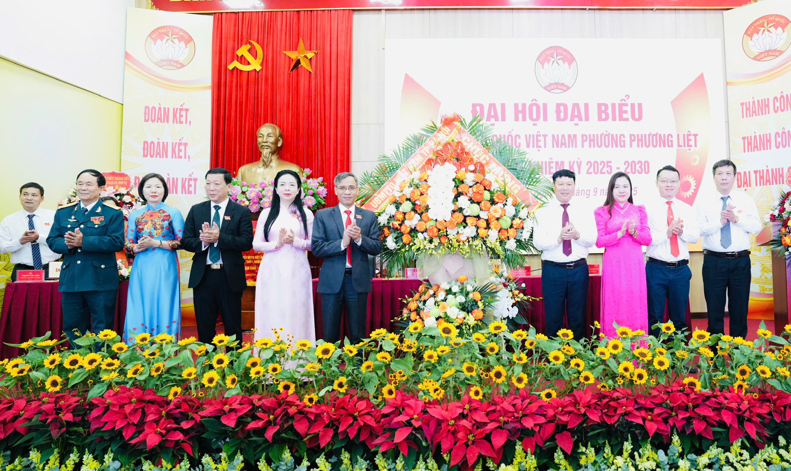 Phó Chủ tịch Ủy ban MTTQ Việt Nam thành phố Hà Nội Phạm Anh Tuấn tặng lẵng hoa chúc mừng Đại hội