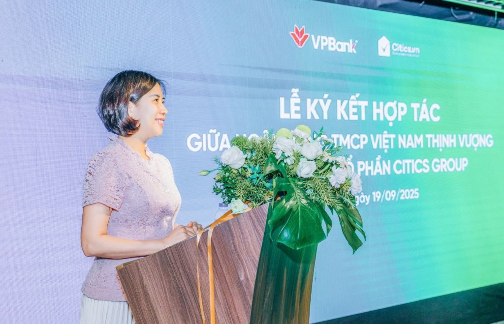 Bà Phan Mỹ Hạnh, Giám đốc trung tâm Sản phẩm cho vay thế chấp và Liên kết đối tác (Khối KHCN) VPBank phát biểu tại sự kiện. Bà Phan Mỹ Hạnh, Giám đốc trung tâm Sản phẩm cho vay thế chấp và Liên kết đối tác (Khối KHCN) VPBank phát biểu tại sự kiện.