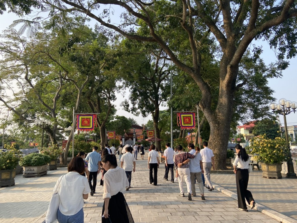 Khách thăm đền Trần Thương Khách thăm đền Trần Thương