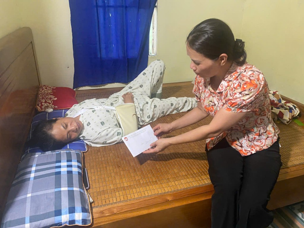 Đại diện MTTQ xã Hoà Phú thăm hỏi, động viên người không may bị tai nạn