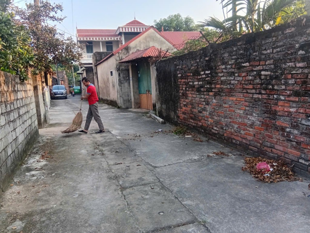 Người dân dọn dẹp vệ sinh hưởng ứng các phong trào về vệ sinh môi trường trên địa bàn xã Hoà Phú