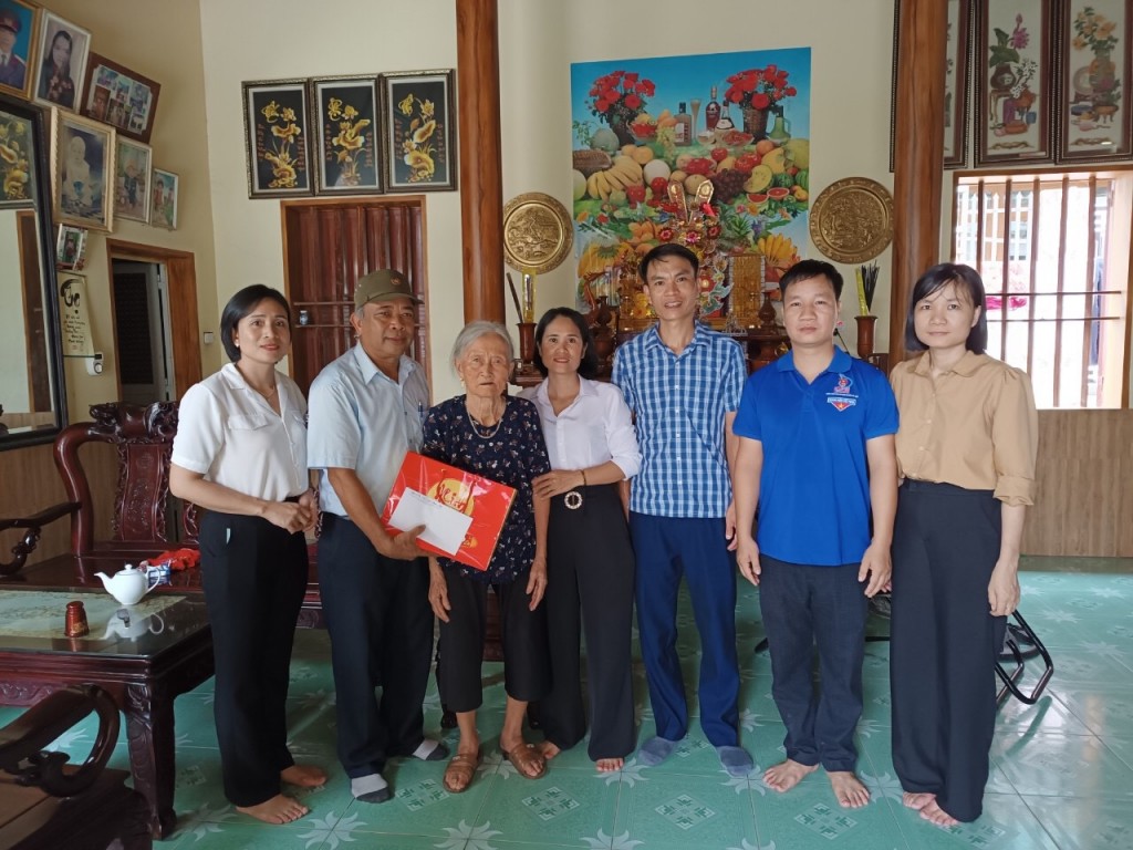 Đại diện UB MTTQ xã Phúc Sơn tặng quà cho gia đình chính sách