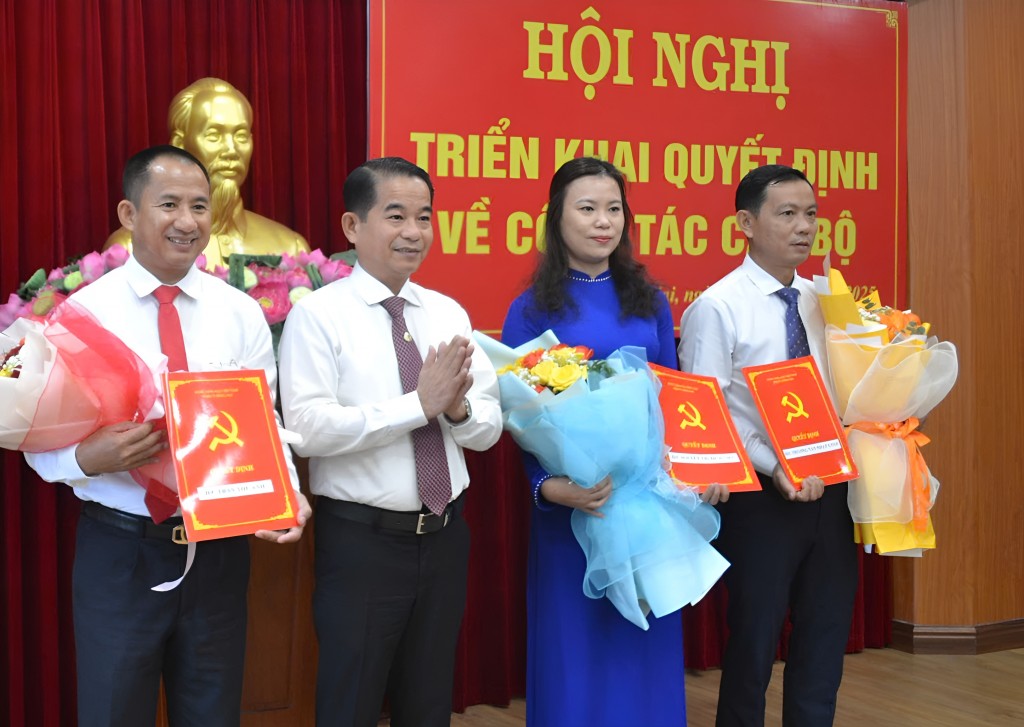 Phó Bí thư Tỉnh ủy, Trưởng Ban Tổ chức Tỉnh ủy, Bí thư Đảng ủy các cơ quan Đảng tỉnh Đồng Nai Thái Bảo chúc mừng các đồng chí nhận quyết định của Ban Thường vụ Tỉnh ủy về công tác cán bộ. Ảnh: Phương Hằng