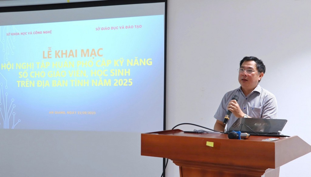 Tỉnh ủy viên, Giám đốc Sở Khoa học và Công nghệ Võ Minh Trung phát biểu tại hội nghị Tỉnh ủy viên, Giám đốc Sở Khoa học và Công nghệ Võ Minh Trung phát biểu tại hội nghị