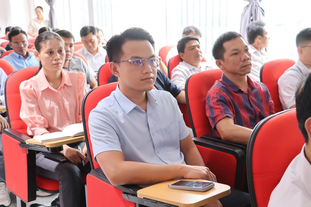 Các giáo viên tham dự hội nghị tập huấn Các giáo viên tham dự hội nghị tập huấn