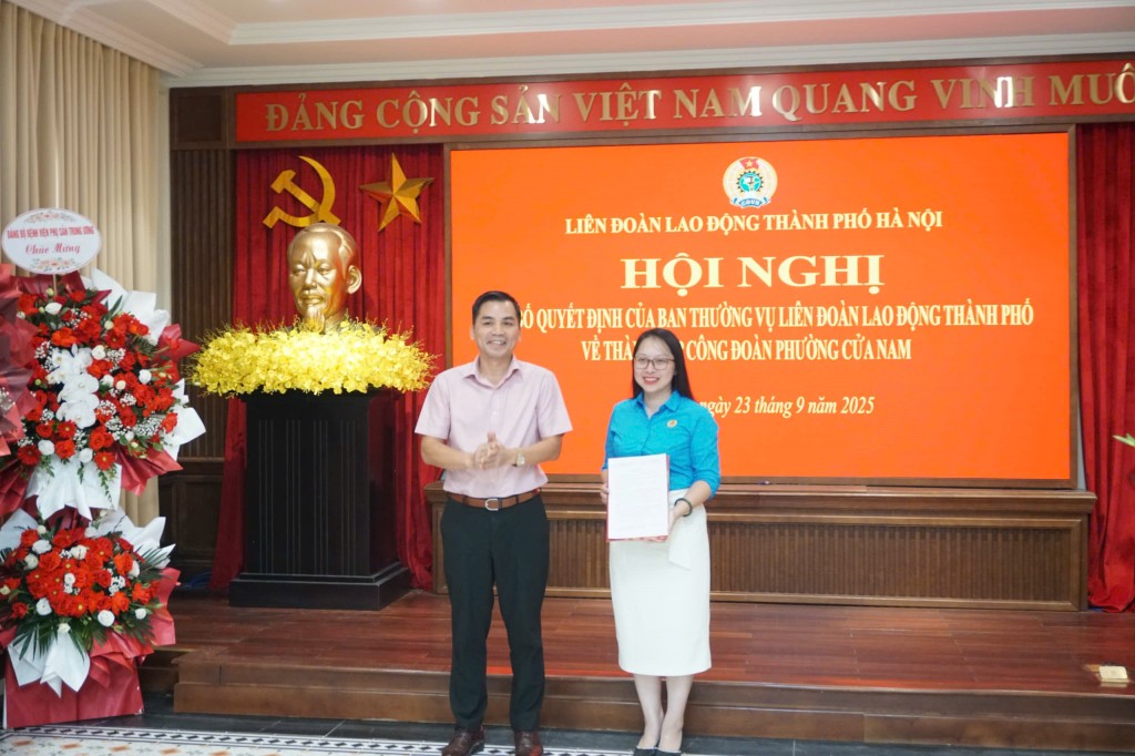 Đại diện Liên đoàn Lao động thành phố trao quyết định thành lập Công đoàn phường Cửa Nam cho đồng chí Trần Kim Huyền
