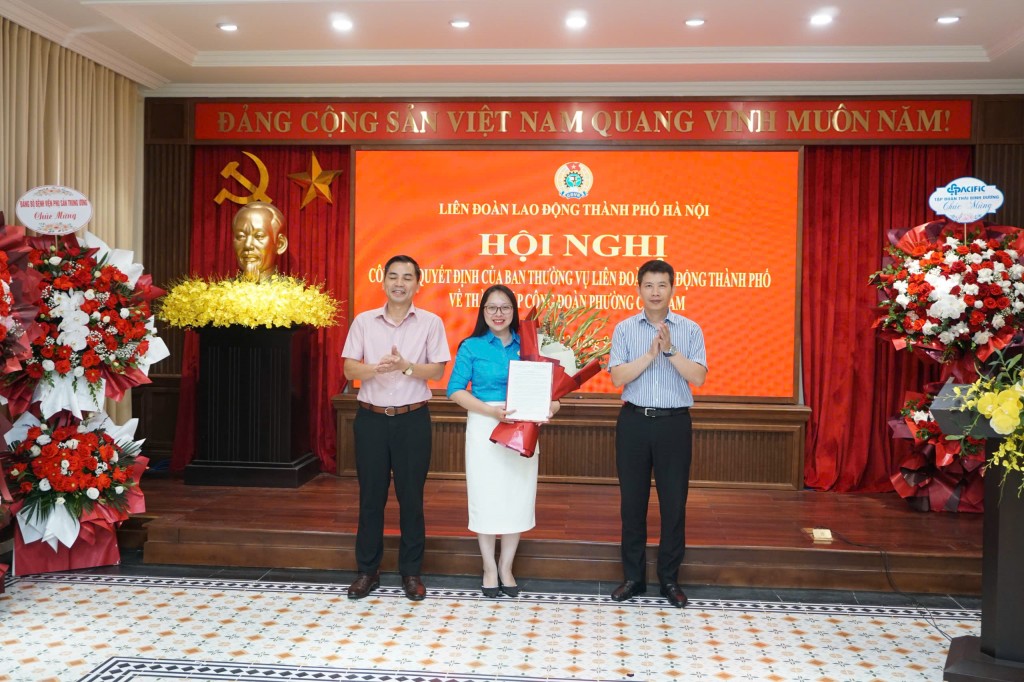 Đại diện Liên đoàn Lao động thành phố trao quyết định thành lập Công đoàn phường Cửa Nam cho đồng chí Trần Kim Huyền.