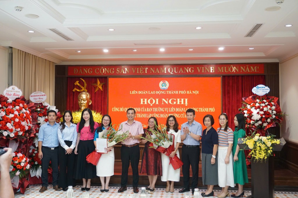Lãnh đạo Liên đoàn Lao động thành phố Hà Nội cùng tập thể Ban Chấp hành Công đoàn phường Cửa Nam ra mắt tại hội nghị.