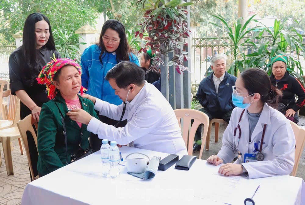 PGS. TS Đào Xuân Cơ - Giám đốc Bệnh viện Bạch Mai dẫn đầu phối hợp với ngành chức năng, ...