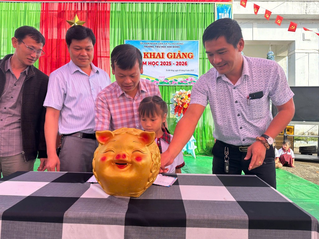 Lãnh đạo xã Tu Mơ Rông quyên góp ủng hộ mô hình “bữa cơm 0 đồng” Lãnh đạo xã Tu Mơ Rông quyên góp ủng hộ mô hình “bữa cơm 0 đồng”