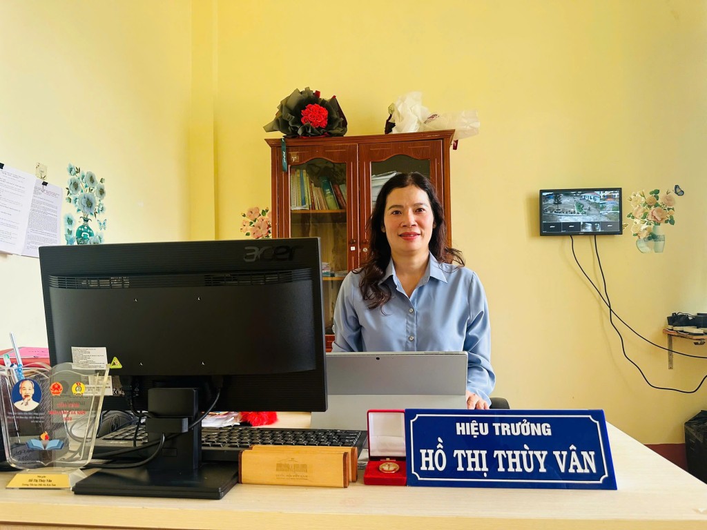 Cô Hồ Thị Thúy Vân, Hiệu trưởng Trường Tiểu học Kim Đồng Cô Hồ Thị Thúy Vân, Hiệu trưởng Trường Tiểu học Kim Đồng