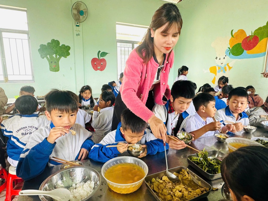 Các cô giáo Trường Tiểu học Kim Đồng hỗ trợ các em học sinh trong bữa ăn trưa Các cô giáo Trường Tiểu học Kim Đồng hỗ trợ các em học sinh trong bữa ăn trưa