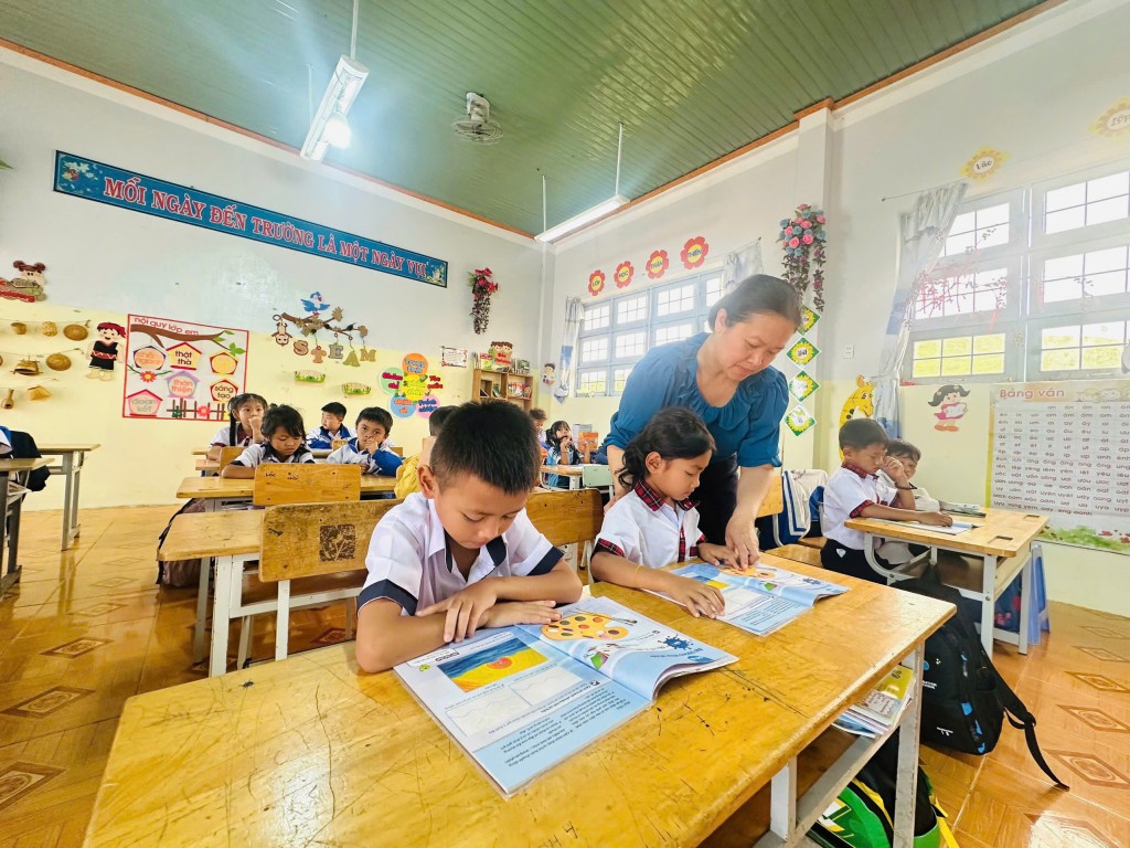 bếp ăn của trường luôn đỏ lửa, tiếp tục hành trình nâng đỡ những đôi chân nhỏ trên con đường đến trường. bếp ăn của trường luôn đỏ lửa, tiếp tục hành trình nâng đỡ những đôi chân nhỏ trên con đường đến trường.