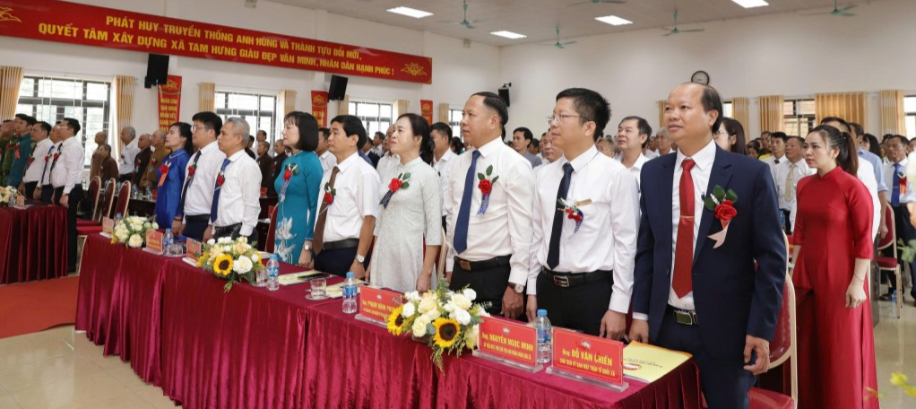 Các vị đại biểu thực hiện nghi thức chào cờ 