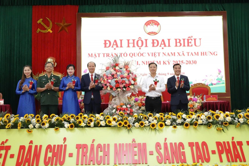 Đại diện Mặt trận Tổ quốc thành phố Hà Nội tặng hoa chúc mừng Đại hội