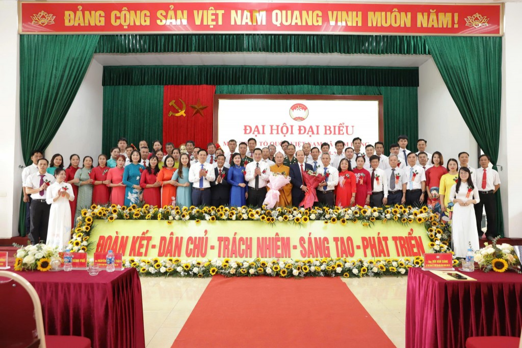 Các đồng chí lãnh dạo xã tặng hoa chúc mừng Ủy viên ủy ban MTTQ Việt Nam xã Tam Hưng khóa I nhiệm kỳ 2025-2030