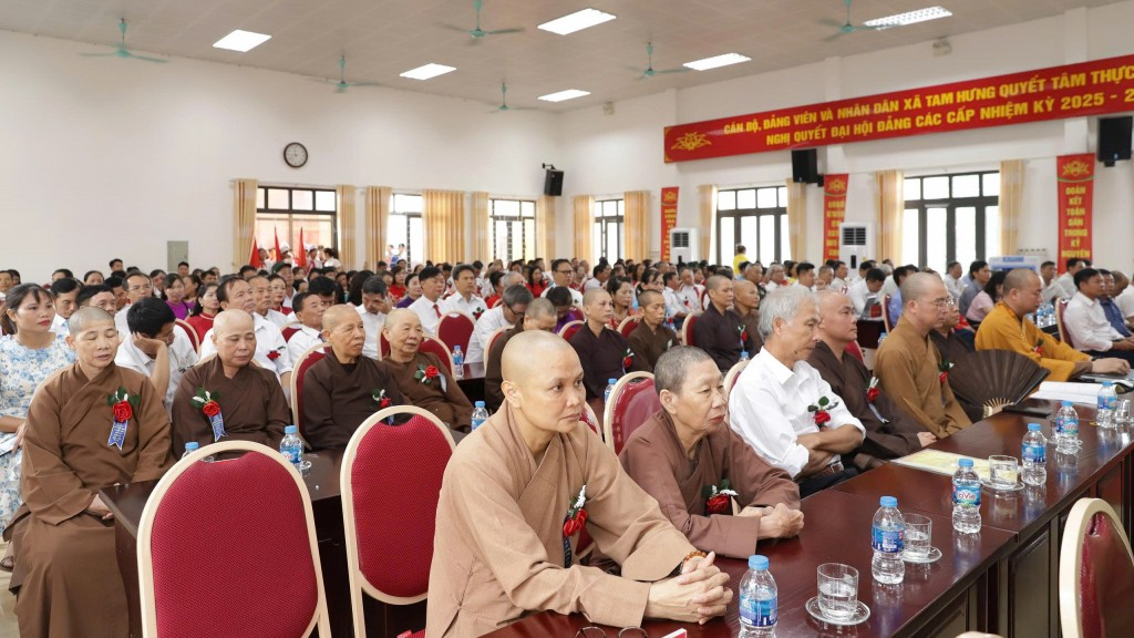 Những gam màu tươi sáng tạo nên bức tranh đoàn kết ở Tam Hưng