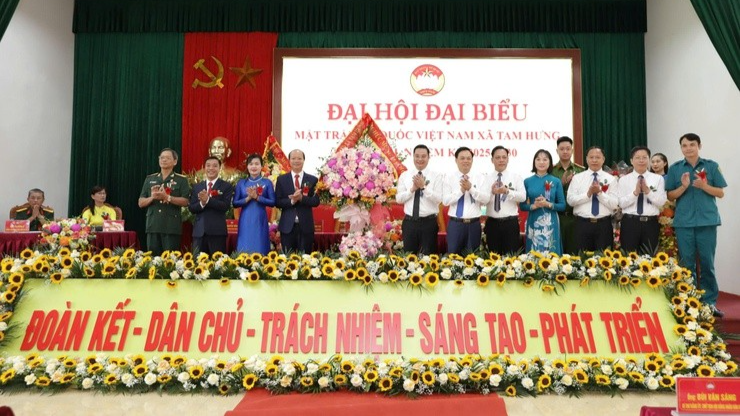 Lãnh đạo xã Tam Hưng tặng hoa chúc mừng Đại hội