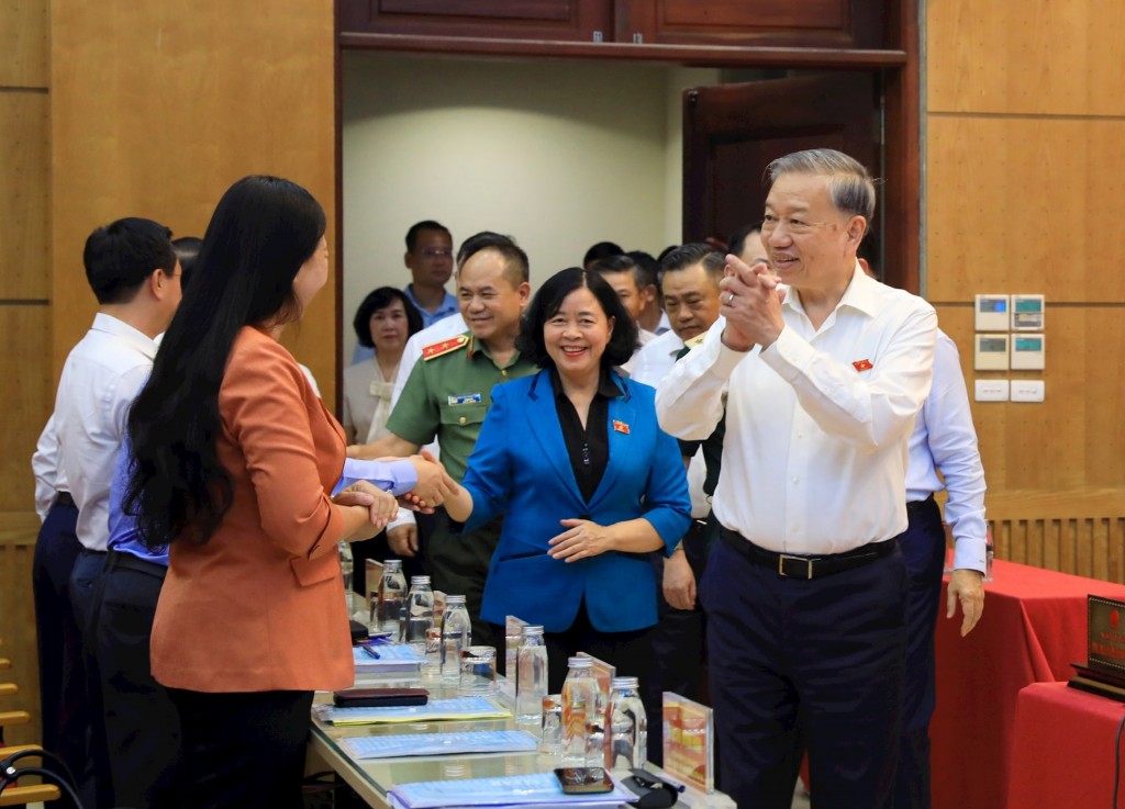 Tổng Bí thư Tô Lâm, Bí thư Thành ủy Hà Nội Bùi Thị Minh Hoài với các đại biểu tại hội nghị tiếp xúc cử tri Đơn vị bầu cử số 1. Ảnh: Viết Thành