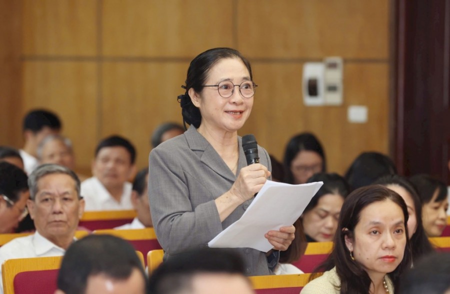 Cử tri phường Đống Đa phát biểu. Ảnh: Viết Thành