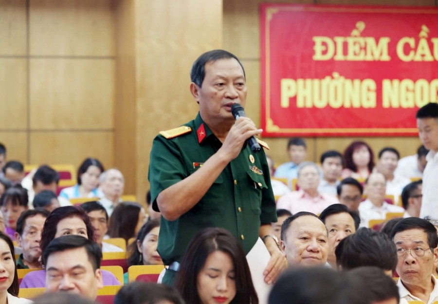 Cử tri phường Ngọc Hà phát biểu. Ảnh: Viết Thành