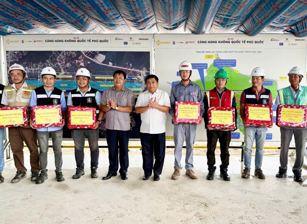 Phó Thủ tướng tặng quà các chuyên gia, kỹ sư, công nhân thi công trên công trường Dự án Cảng hàng không quốc tế Phú Quốc - Ảnh: VGP/Minh Ngọc