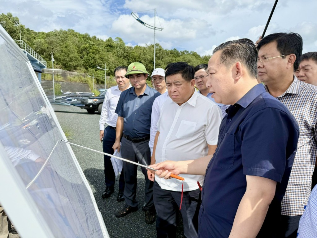 Phó Thủ tướng nghe báo cáo tại công trường dự án Hồ chứa nước Đông Dương 2 - Ảnh: VGP/Minh Ngọc