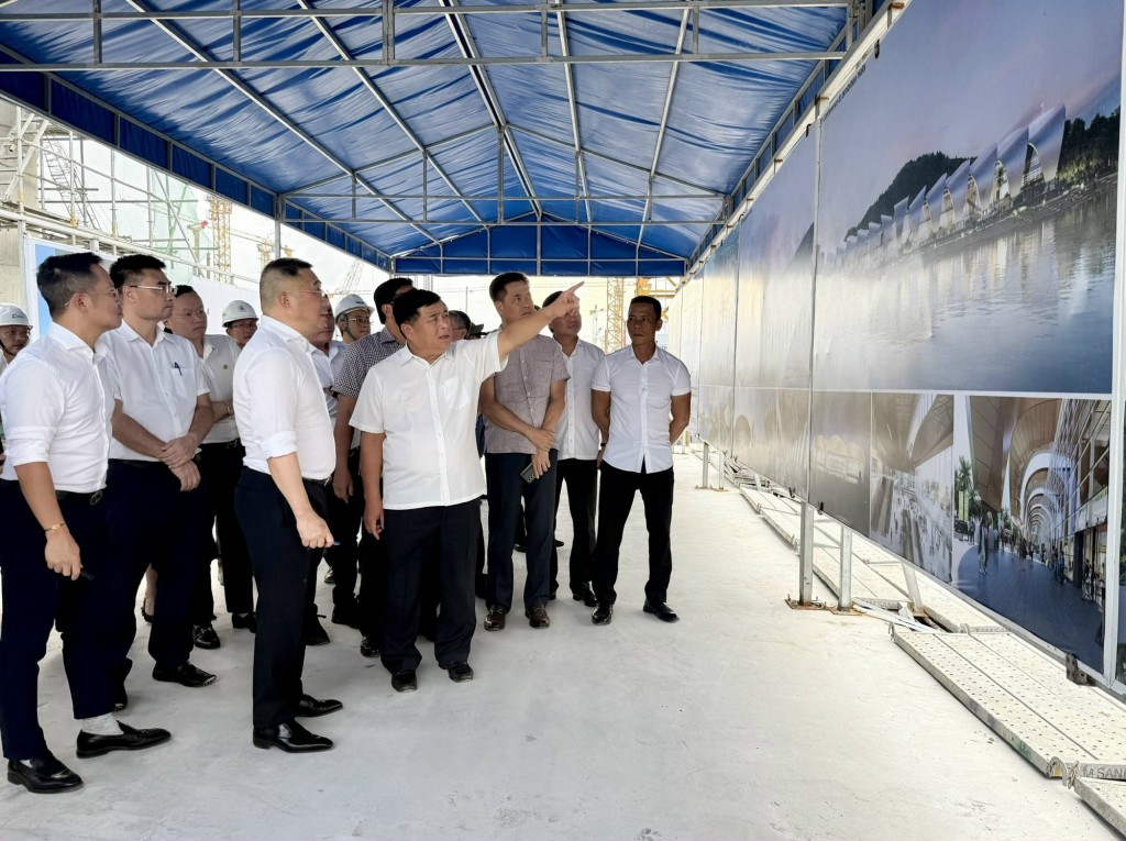 Phó Thủ tướng kiểm tra thực địa Dự án Trung tâm tổ chức Hội nghị APEC 2027 - Ảnh: VGP/Minh Ngọc