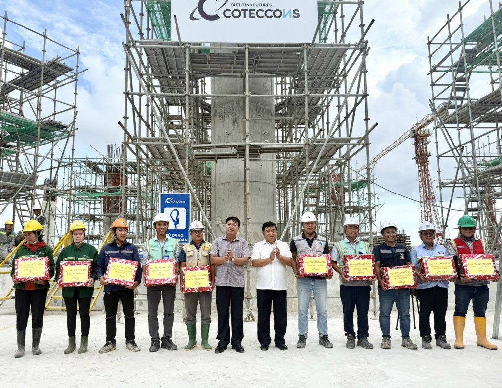 Phó Thủ tướng thăm hỏi, tặng quà động viên các chuyên gia, kỹ sư, công nhân tại công trường Dự án Trung tâm tổ chức Hội nghị APEC - Ảnh: VGP/Minh Ngọc