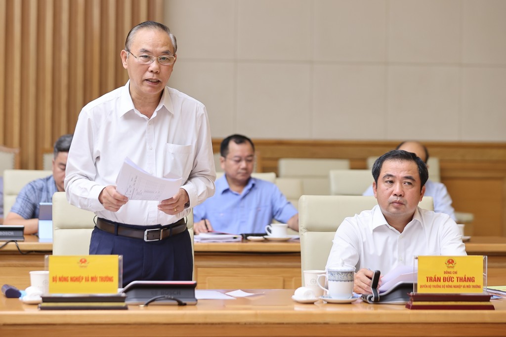 Thứ trưởng Bộ Nông nghiệp và Môi trường Phùng Đức Tiến báo cáo - Ảnh: VGP/Nhật Bắc